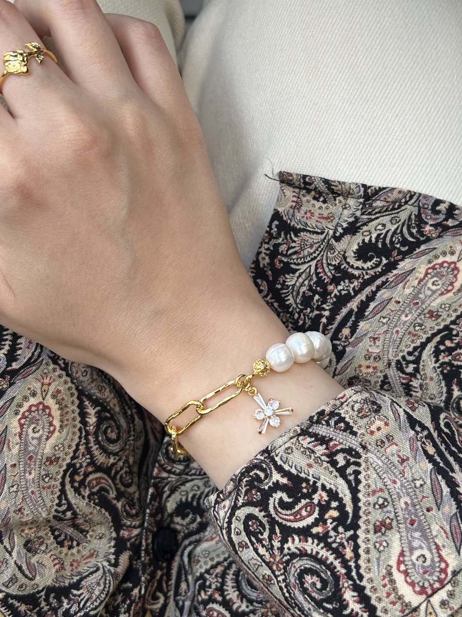 store_endless's tweet photo. Bayram hediyeniz bizden✨beklenen çekiliş geldi 🤍

Bu tweeti retweetleyen bir kişiye fotoğraftaki “Zirkon Çiçek Charm İnci/Zincir Bileklik ” hediye ✨

Bizi takip etmeyi unutmayın🤍 https://t.co/SEx4h9BRTf