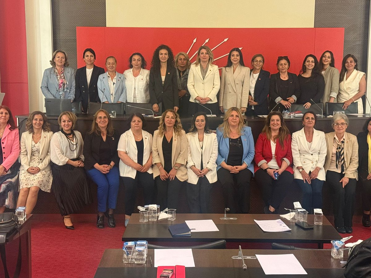 Kadın Kolları Merkez Yürütme Kurulu üyelerimizle Genel Merkezimizde bir araya geldik, Kadın Kollarımızın bugüne kadar büyük emek verdiği “Ekrem İmamoğlu’na özgürlük” imza kampanyası dahil önümüzdeki döneme dair  çalışmalarımızı değerlendirdik.