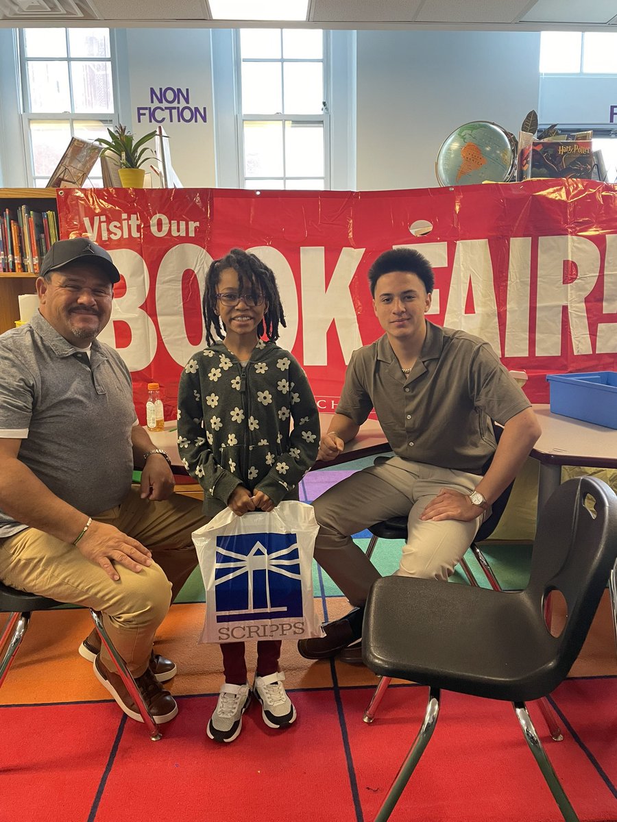 ScrippsHowardFd's tweet image. Members of the Scripps family volunteered at Thomson Elementary's @scholastic Book Fair, supporting our "If You Give a Child a Book..." campaign and helping spark a lifelong love of reading.