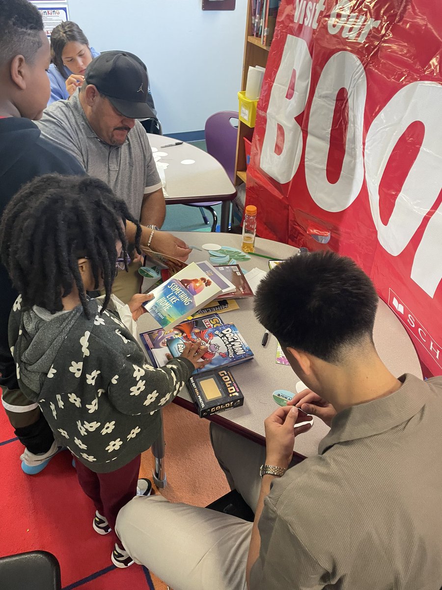 ScrippsHowardFd's tweet image. Members of the Scripps family volunteered at Thomson Elementary's @scholastic Book Fair, supporting our "If You Give a Child a Book..." campaign and helping spark a lifelong love of reading.