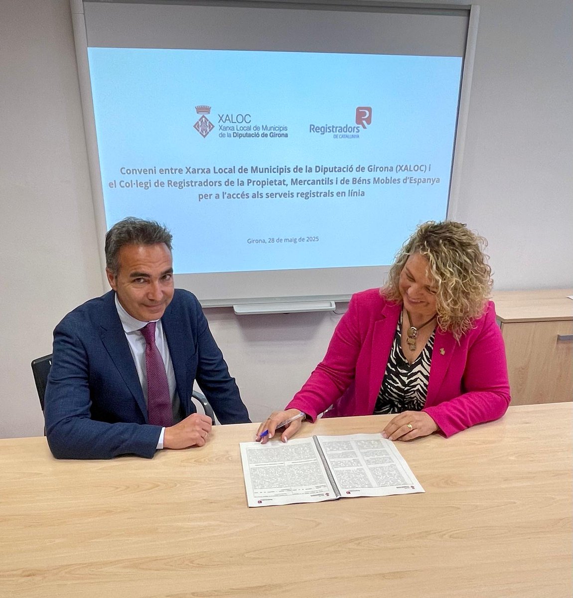 Un honor participar hoy en Girona, junto a Emilia Fuensanta, en un acto institucional con XALOC <a href="/DiputacioGirona/">Diputació de Girona</a>. Gracias a Immaculada Muñoz y Carmen Gallego por la acogida. El convenio suscrito facilitará el acceso de los  servicios registrales al servicio de la gestión local.🤝