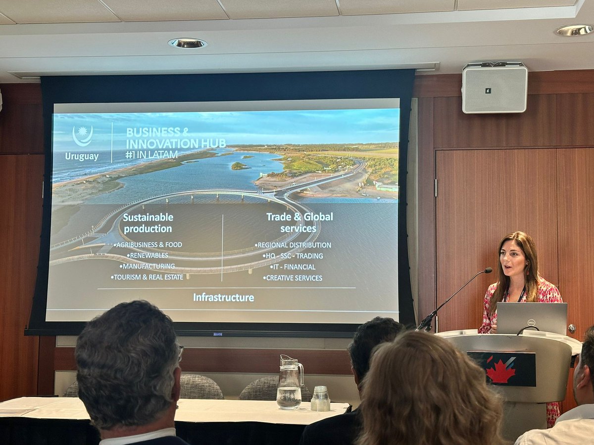 🇺🇾🇨🇦🇨🇴 📍 Web Summit Vancouver 2025
Hoy, el Embajador Gustavo Álvarez participó en la sesión "Canada–South America Innovation Session" en el Morris J. Wosk Centre for Dialogue (Room 470).
🔹 La presentación de Uruguay estuvo a cargo de Paola Mancino, de Uruguay XXI.
💡 Se destacó