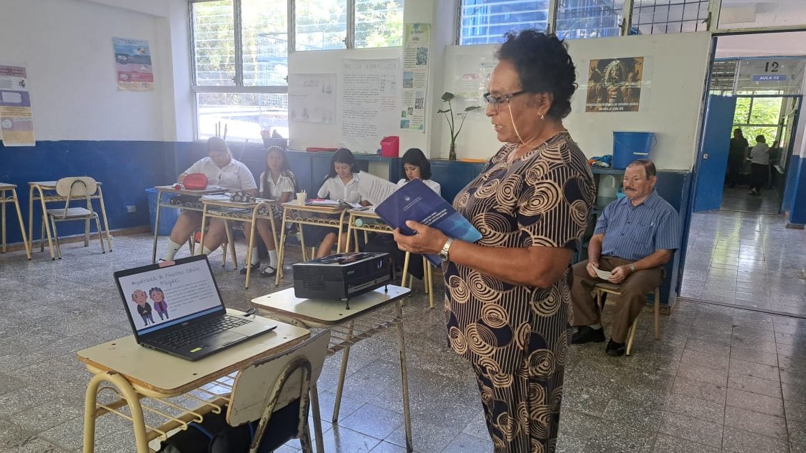 PDDH El Salvador (@pddhelsalvador) on Twitter photo Atendiendo al Mandato de Difusión de #ProcuradoraDDHH <a href="/RaqueldeGuevara/">Raquel de Guevara</a>, Mesa de Personas Adultas Mayores de #PDDH impartió Jornada sobre Ley Especial para la Protección de #DDHH de este sector, dirigida a estudiantes de 9o grado de C.E. José Ángel Castillo, Sensuntepeque, Cabañas Atendiendo al Mandato de Difusión de #ProcuradoraDDHH <a href="/RaqueldeGuevara/">Raquel de Guevara</a>, Mesa de Personas Adultas Mayores de #PDDH impartió Jornada sobre Ley Especial para la Protección de #DDHH de este sector, dirigida a estudiantes de 9o grado de C.E. José Ángel Castillo, Sensuntepeque, Cabañas