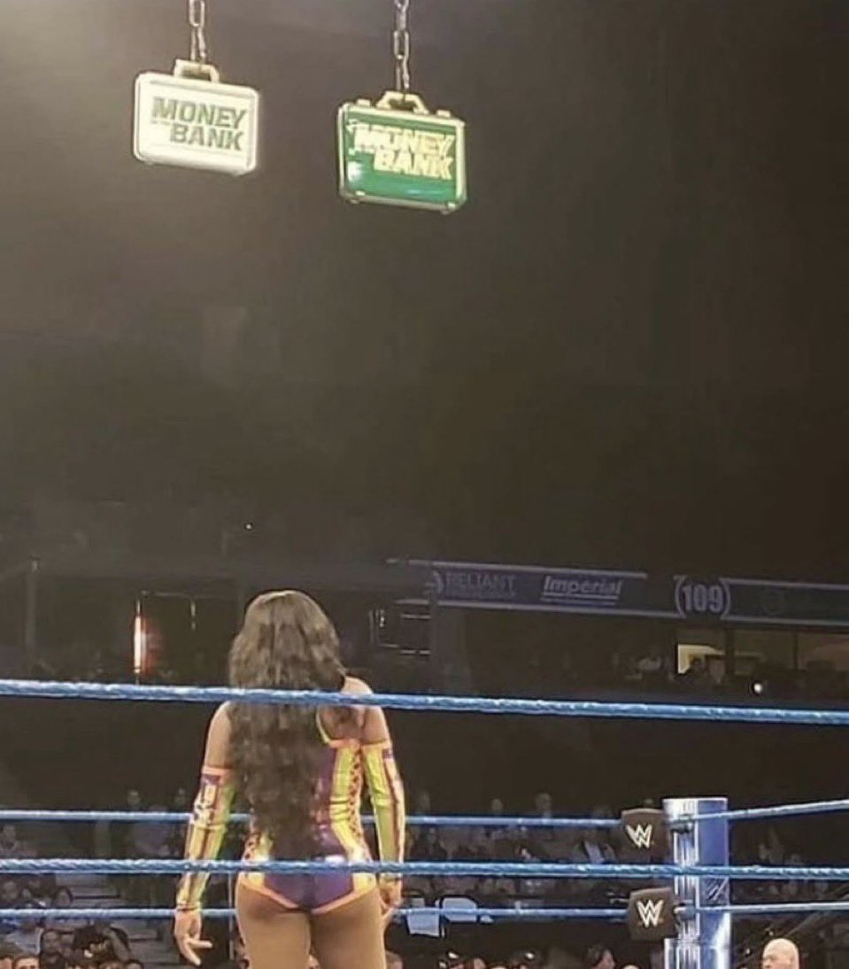 stormiestglow's tweet photo. @WWE #naomiformitb https://t.co/2SM96TWnAb
