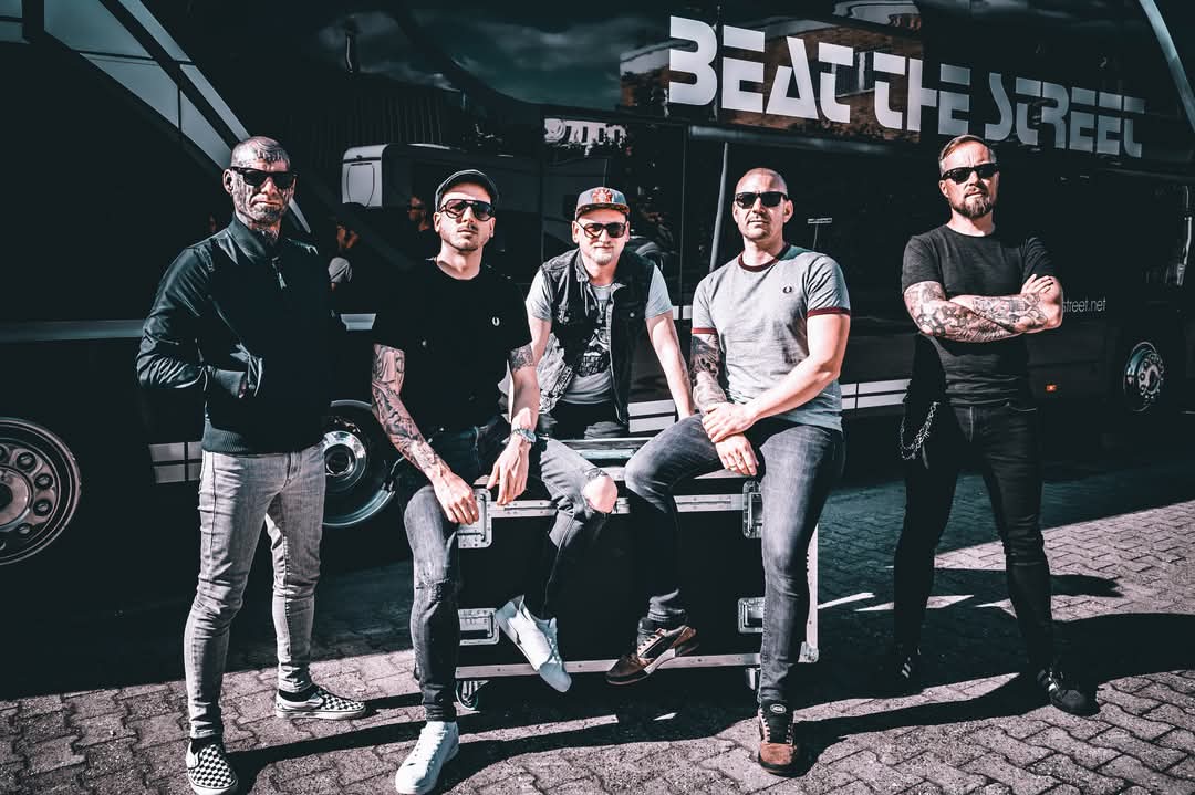 Jetzt geht’s wieder on the road, zu dem  drei Release-Shows 💣! Wir haben lange darauf hingearbeitet – jetzt bricht der Nightliner endlich auf 💣🔥 

📍 Nürnberg: Resttickets 
📍 Frankfurt: Resttickets 
📍 Stuttgart: SOLD OUT 

Wir wollen euch alle wiedersehen 😎
