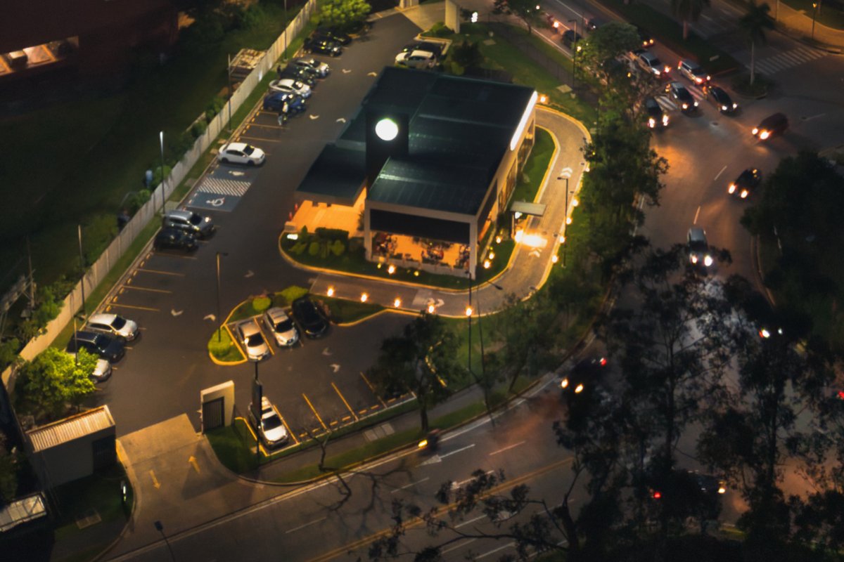 SAMphotograph's tweet image. #AvisoParroquial A los amantes del café que más de alguna vez pasaron a la tiendita de Café con Pan Dulce en la Calle El Pedregal, se les avisa que cerró el establecimiento. Parece MEME, pero no es, porque si es cierto lo del cierre. @starbucks_sv