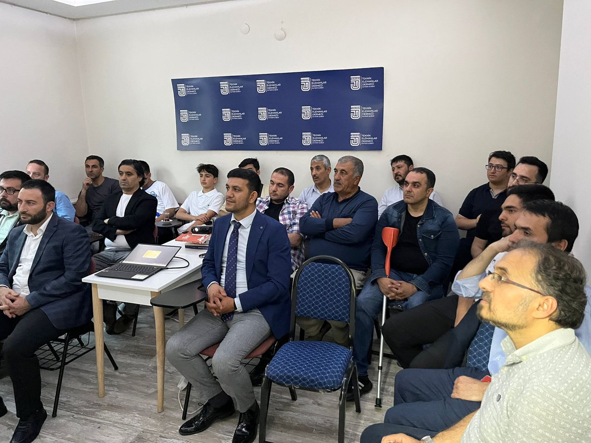 tekderkayseri's tweet photo. Dr. Öğr. Üyesi Rahman ŞAHİN Bey’in sunumlarıyla “İstanbul’un Fethi’nin Teknik Yönleri” ıkonulu söyleşi programımızı gerçekleştirdik.

Kıymetli Hocamıza değerli sunumları için teşekkür ediyoruz.

#TEKDER #İstanbulunFethi #FetihteAkılVar #TarihveTeknik https://t.co/sy262p6clj