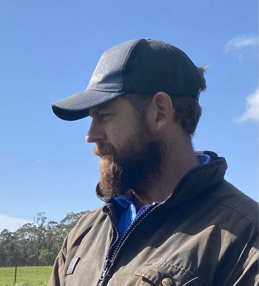 Día #1 - Greg Mumm, Kangaroo Valley. Recría de terneros e invernada de vacas en dos predios separados. La base forrajera es Kikuyo y mezcla de forrajeras invernales, manejo del pastoreo rotativo y bajo agregado de insumos, actualmente planificando adoptar el “alambrado virtual”.