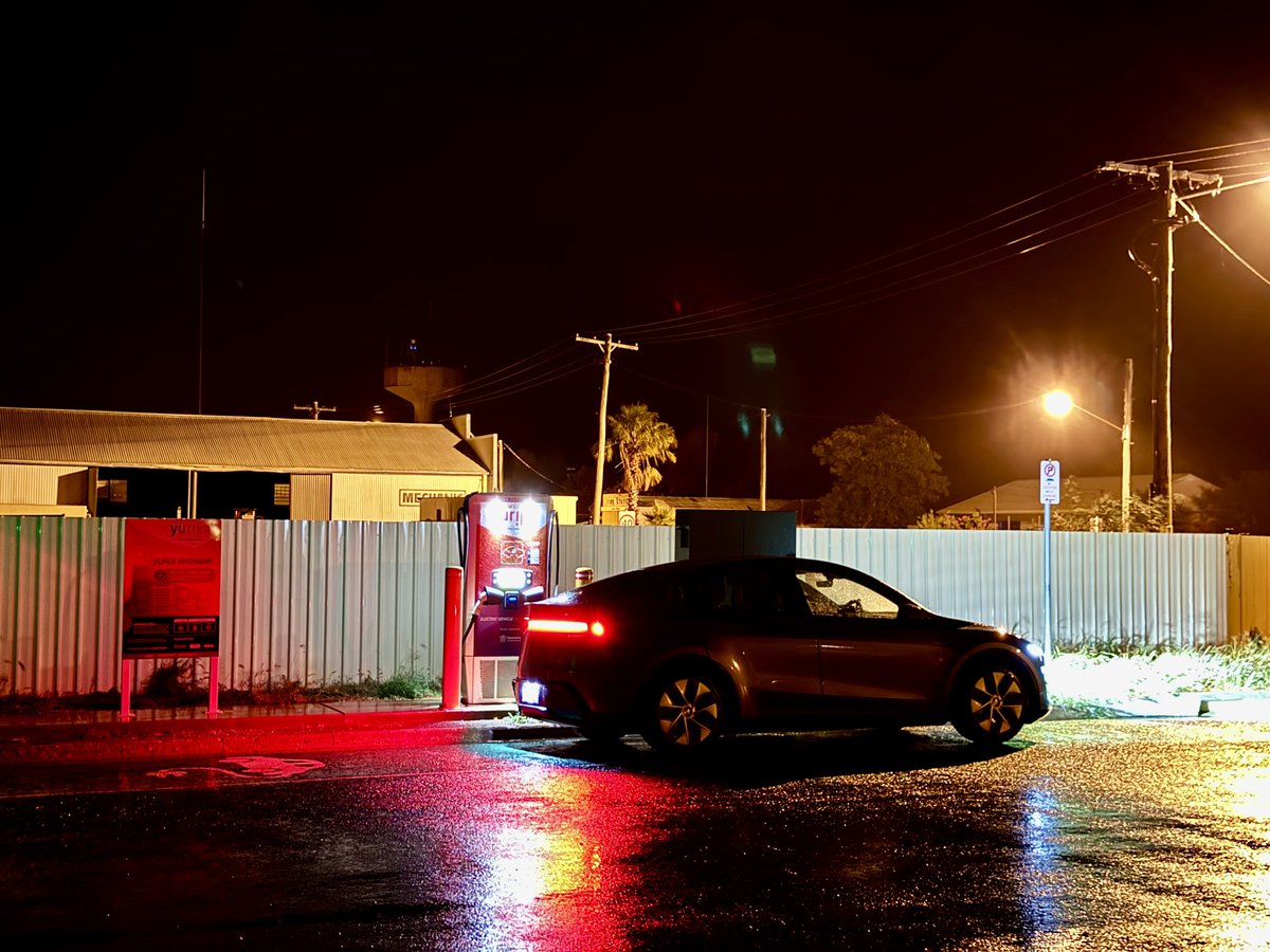 harald_murphy's tweet photo. #AUSYtour #AUSYHotLap
@Tesla @TeslaAUNZ #NewModelY
Day 5
Arrived #JuliaCreek #Queensland after traveling 137km from #Cloncurry. Efficiency 229Wh/km.
Charging at the #QESH 50kW @TritiumCharging #FastDC charger. https://t.co/7SFRzJ3FX4