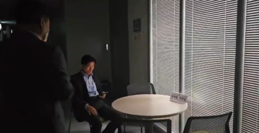 하루종일 지방 유세로 지친 몸을 이끌고 자정이 넘도록 국회 내 천하람 의원실에서 이준석을 기다리고 있는 이분의 모습을 보니 짠하다. '진짜 보수' 김문수 후보는 품격은 1도 없는 준석이를 믿지말고 괴물독재국가의 출현을 필사적으로 막아줄 국민, 유권자를 믿고 반칙과 특권없는 세상을 만드시라.