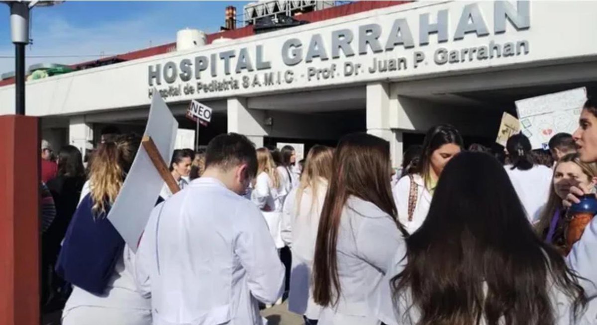 Los que curan. Los que enseñan. Los que investigan.
Hoy tienen que parar para que alguien los escuche.
No por ideología. Por hambre. Por dignidad.

Mientras ellos sostienen el país con su esfuerzo, el Gobierno baja impuestos a los más ricos y asfixia hospitales, universidades y