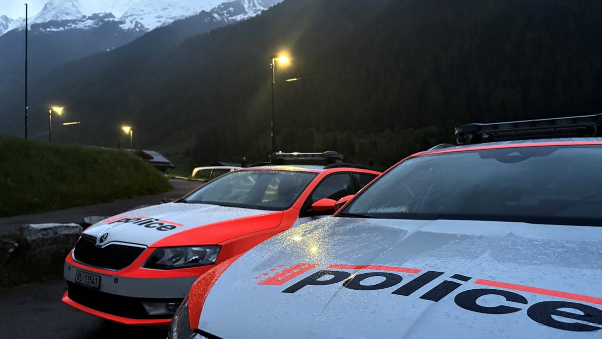 PoliceValais's tweet photo. Le mercredi 28 mai 2025, dans l’après-midi, une grande partie du glacier de Birch, situé au-dessus de Blatten (Lötschental), s’est effondrée, provoquant un important glissement de terrain. Depuis lors, une personne est portée disparue.
https://t.co/e8jIgmNSlx https://t.co/7T0Pkc6YCP