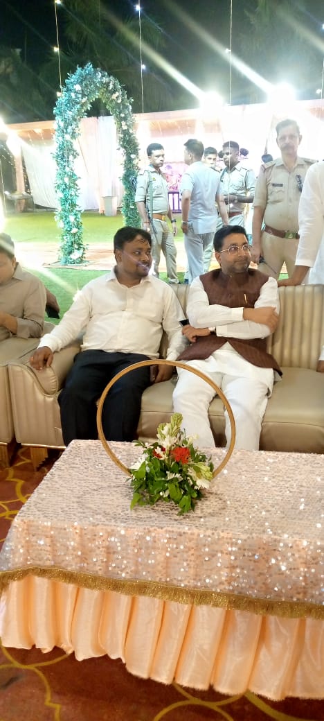माननीय क्षेत्रीय अध्यक्ष आदरणीय श्री नितिन मित्तल जी भाई साहब के भाई के शादी समारोह में सम्मिलित होने का सौभाग्य प्राप्त हुआ ईश्वर आप दोनों को नवीन यात्रा के प्रत्येक सोपान को यश वैभव कीर्ति से परिपूर्ण कर करे मां ललिता देवी की कृपा आप दोनों पर बनी रहे. <a href="/narendramodi/">Narendra Modi</a> <a href="/myogiaditya/">M. yogi aditya</a>