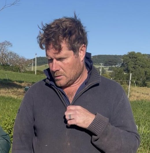 Día #2 - Kal Grey, Kiama. 
Emprendimiento lechero 100% pastoril de 40há. Planta propia, industrializa hasta 750 lts de leche/día entre quesos y helados con su marca. La base forrajera es Kikuyo y mix de 20 esp. Manejo del pasto en franjas y composta su propio biofertilizante.