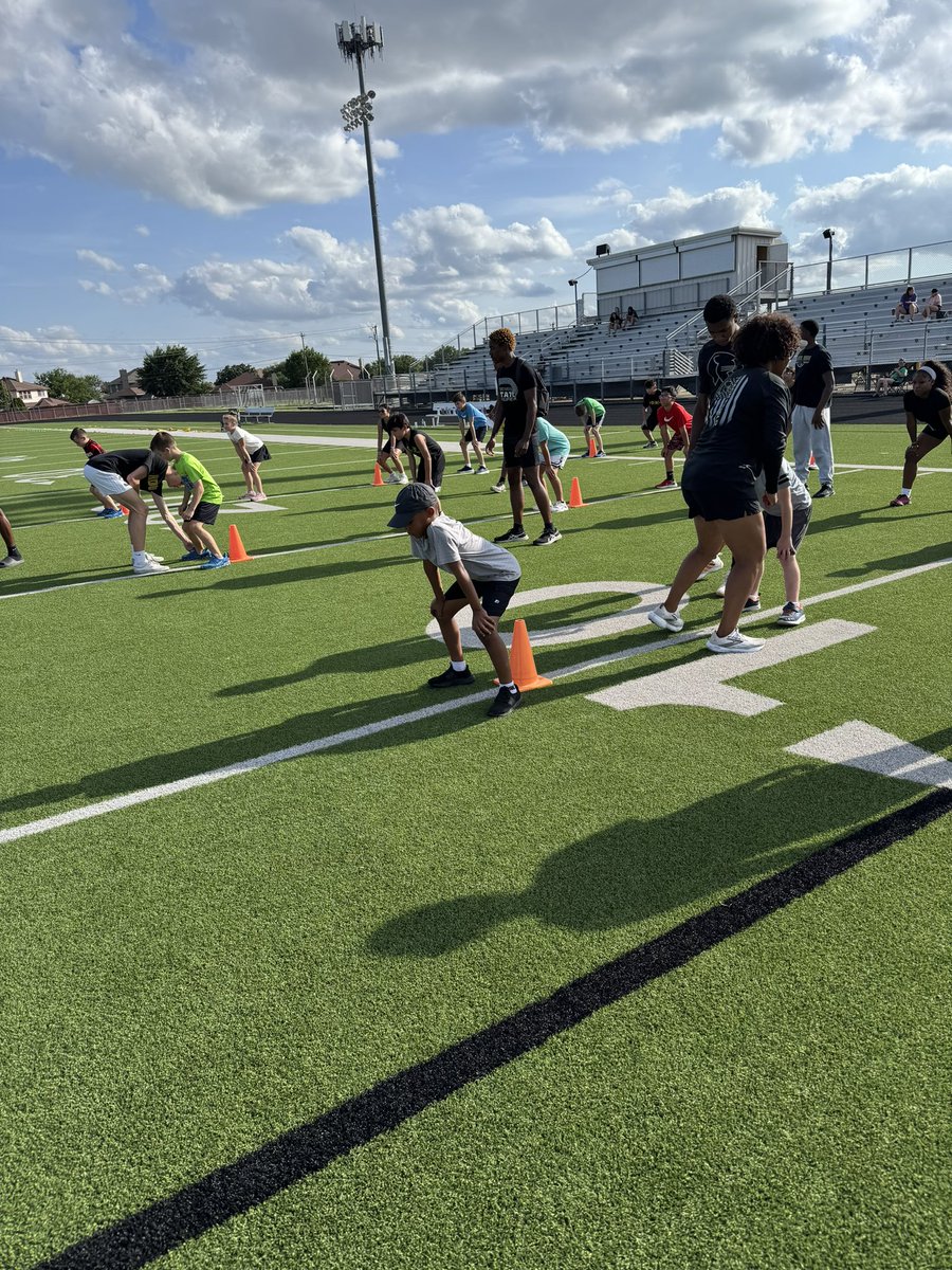 ridgetrack_xc's tweet image. Laying the foundation for speed and agility with our youth campers using the GRID! 🔥🔥 Building confident, quick movers one drill at a time! @ridgepanthers @FRHSTrackField @FossilRidgeKISD @KISDAthletics #SpeedAndAgility #YouthCamp #GRIDTraining #FutureAthletes