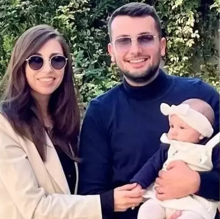 Bu güzel ve gencecik ailenin geleceği yok edildi, bebekleri daha 1 yaşına girmeden magandalar onlara evlat acısını yaşattı .

 Bu yetmemiş gibi suçlular serbest. Lütfen adalet yerini bulana kadar bu aileyi yalnız bırakmayın.