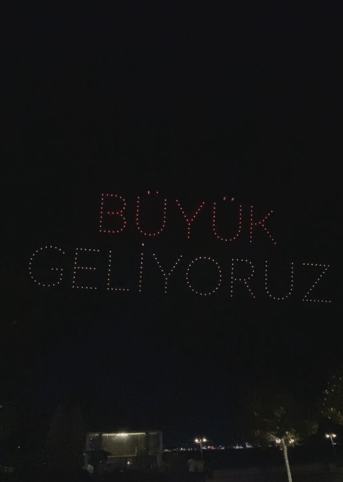 Galatasaray'ın şampiyonluk kutlamalarında gökyüzüne yazılan:

"Büyük geliyoruz."