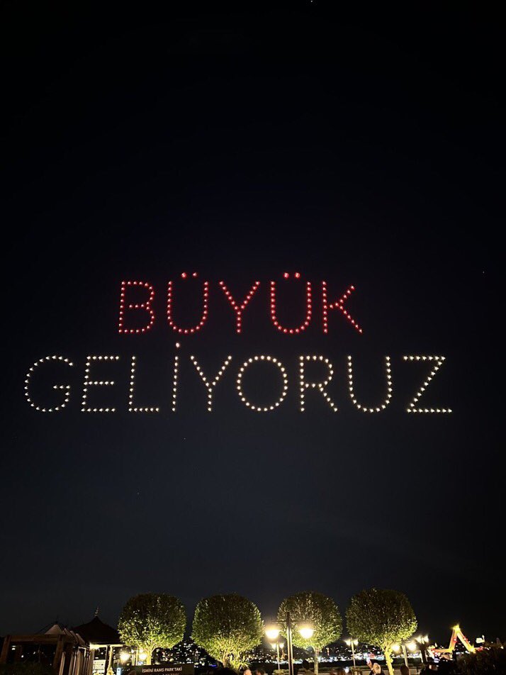 Medyayı takip eden Acun ılıcalı’nın önüne bu kesin düşecek. Drone gösterilerinde “Büyük Geliyoruz” yazmışız. Delirteceğiz anlaşılan. Paylaşıp etiketleyelim :)