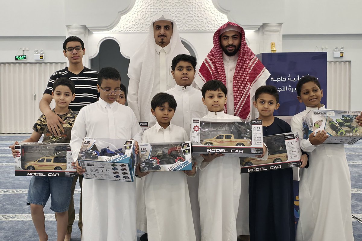 nasser_mosque's tweet photo. | ⁧#تكريم⁩ 

تكريمُ الطلاب المتميزين طيلة الفصل الدراسي في حلقاتِ جامع عبدالرحمن الناصر -رحمهُ الله- في ختام الفصل الدراسي الثالث 🕌

خيركم من تعلمَ القرآن وعلمه 🍃 https://t.co/adFgyDHZL5