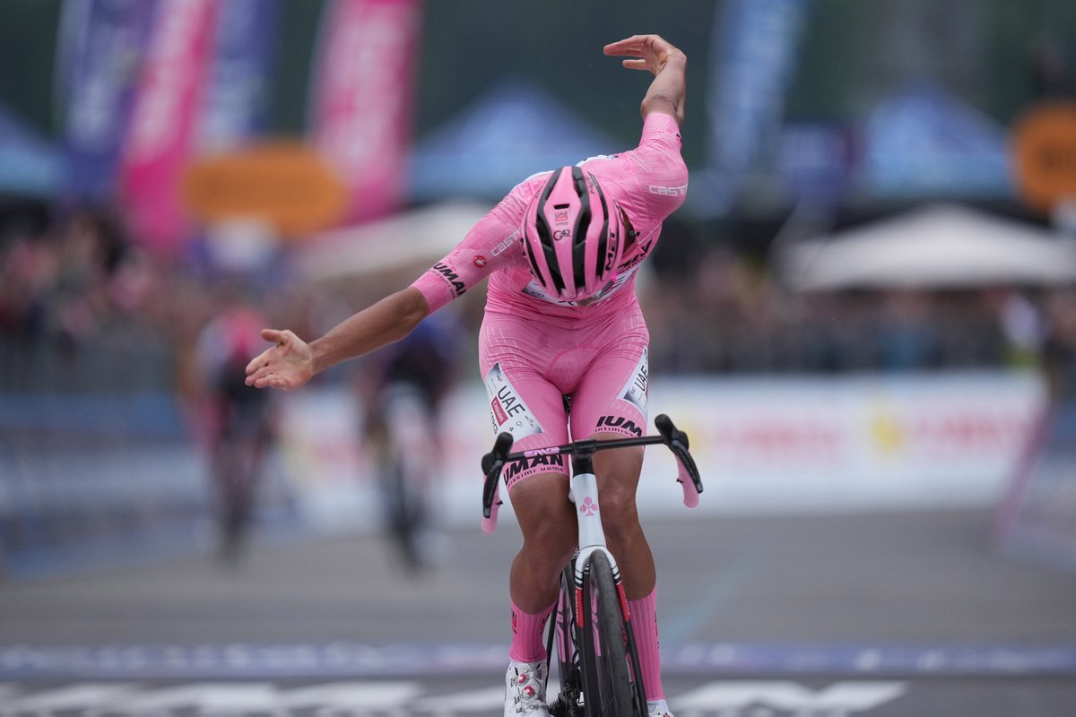 📊🏆💗 Youngest Giro d'Italia stage winners in pink jersey / leading GC going into stage | #Giro

1930  | 21y 026d |   🇮🇹 Luigi Marchisio
2025 | 21y 182d  |   🇲🇽 Isaac del Toro

📷 Giro