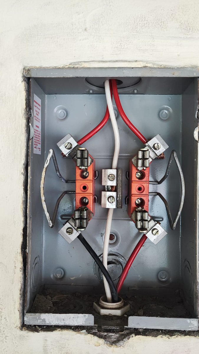 GrecosAE's tweet photo. Trabajos Eléctricos ⚡

Adecuación en Panel medidor y Toma hacia calle 👌

#panama #grecos #mantenimiento #inspecciones #arquitectura #ingenieria #instalacion #electricidad https://t.co/b6MheZ2iKE