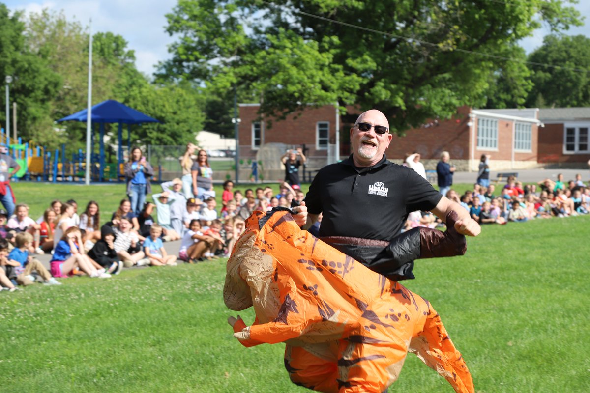 LIBERTYSCHOOLS's tweet photo. The last day staff inflatable costume race at @LPSFranklinElem might end up being a new tradition because it was a big hit! #ShareTheGoodLPS https://t.co/v1Rf0eEJTc