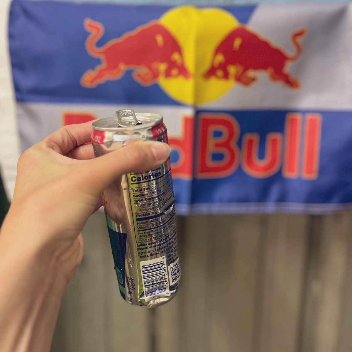 Look at this sad half empty can…now I have to do my workout sticky 🤣

#redbull #workout #gymgirl