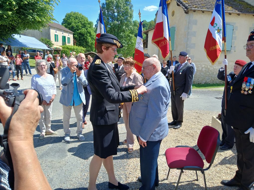 Prefet24's tweet photo. 🎖 Marie Aubert, Préfète de la Dordogne a remis la Légion d'honneur à  Fernand DEMAY, Résistant, à l’aube de ses 101 ans. Un hommage à son  courage et à son engagement pour la liberté. Merci, Monsieur DEMAY. 🙏
#Mémoire #Résistance #LégiondHonneur #Dordogne https://t.co/cQZ991TCuo