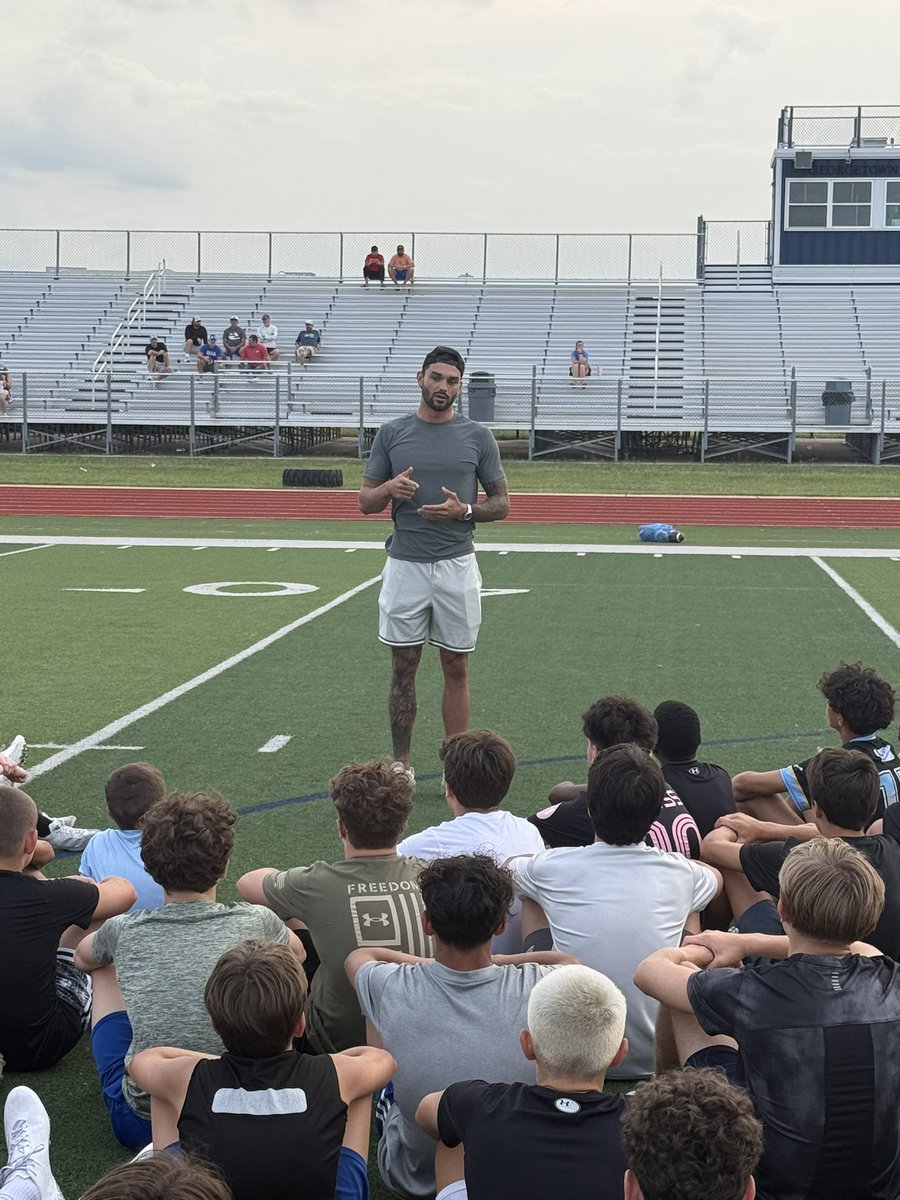 Georgetown Football (@gteaglefootball) on Twitter photo Big shoutout to <a href="/BEAU_JANGLES12/">⚡️Beau Corrales⚡️</a> for coming out and giving back to his community at the <a href="/CoachGriffGHS/">Chuck Griffin</a> Skills camp! Thank you for pouring into the future of Gtown! #GTDNA Big shoutout to <a href="/BEAU_JANGLES12/">⚡️Beau Corrales⚡️</a> for coming out and giving back to his community at the <a href="/CoachGriffGHS/">Chuck Griffin</a> Skills camp! Thank you for pouring into the future of Gtown! #GTDNA