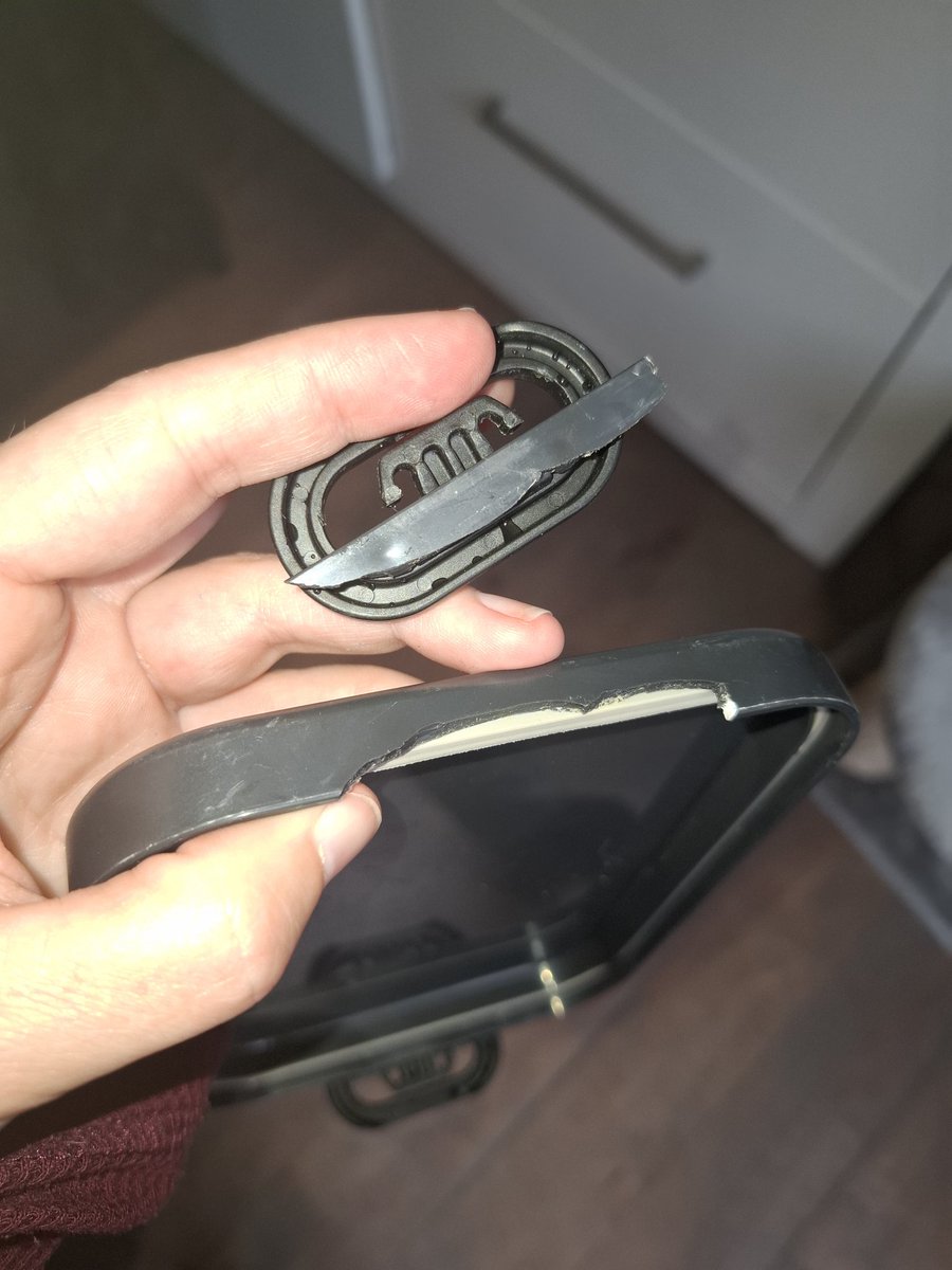 Dvdh1981's tweet photo. hoe lang hoort een broodtrommel mee te gaan @MepalNL ? Deze begin schooljaar gekocht. Nu al afgebroken. Jammer, want is mijn brugklasser z'n favoriete broodtrommel. Zwart en praktisch. 🙈 maar onbruikbaar nu... https://t.co/u7vA4sAP5k