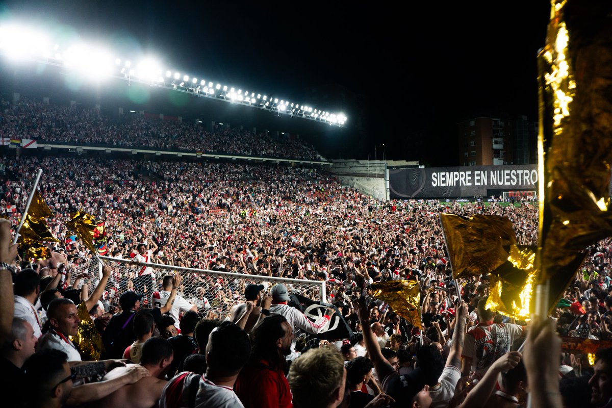 Vallecas. Europa. El Rayo Vallecano. 

24 de mayo de 2025. Qué foto. ⚡️🏴‍☠️