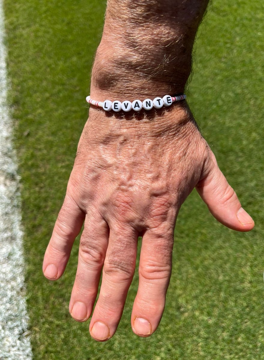 LevanteUD's tweet photo. 🕵️‍♀️ Granotes, necesitamos localizar a la niña que le entregó esta pulsera a nuestro entrenador Julián Calero a principio de temporada.

Si la encontramos, os contaremos la historia. 😉

✉ ¿Nos ayudas? Si la conoces, escríbenos por DM.

X, haz tu magia 🧙‍♂️💫 https://t.co/fNATqEMZRs