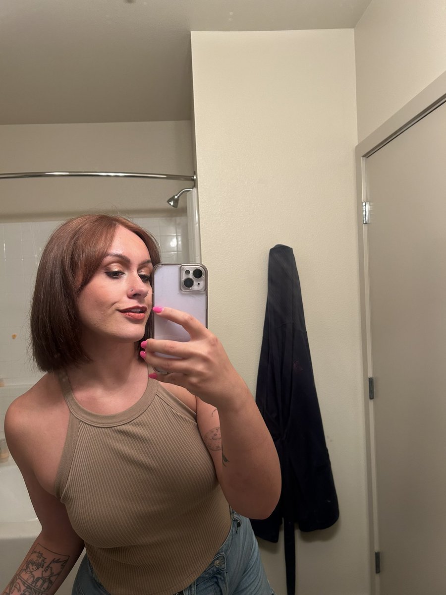 I only post here if I have somewhat of a life update. New hair is a life update