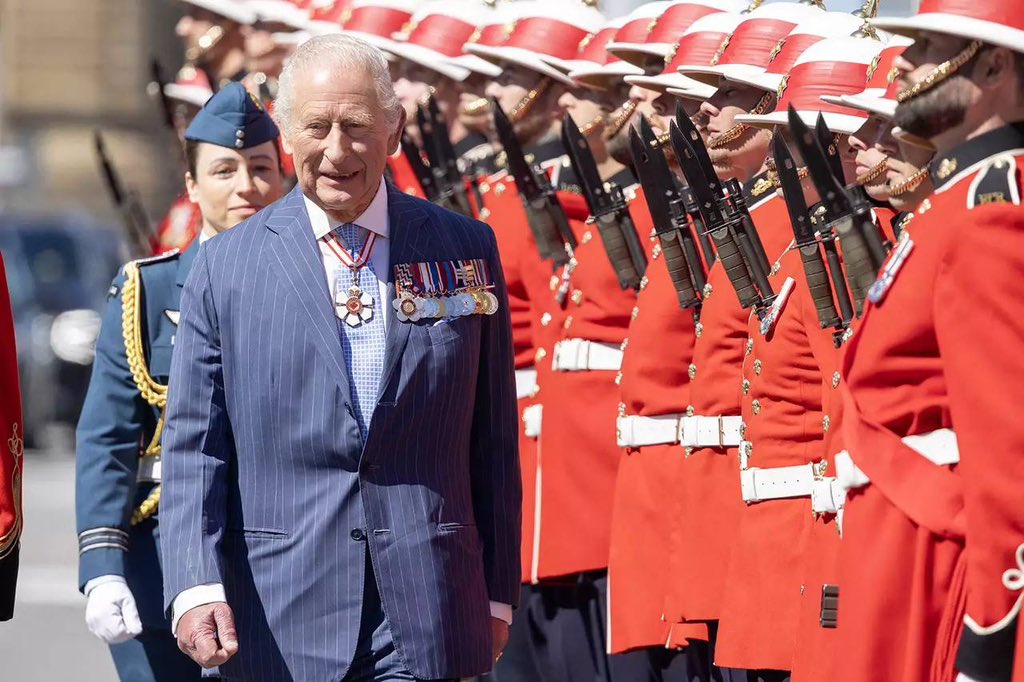 agedorgallery's tweet photo. King Charles in Canada: A Royal Opening of Parliament

🇨🇦 The King fulfilled his key mission in Ottawa—officially opening Parliament with a « 26-minute bilingual speech » (English + French)

🏰 Arrived in regal style:  
• Golden landau carriage  
• Royal Canadian Mounted Police escort  
• 21-gun salute + honor guard  

#RoyalVisit #KingCharles #Canada #Monarchy  #BritishRoyalFamily #Royals #KingCharlesIII #QueenCamilla #Windsor #Agedor 

Thoughts on His Majesty’s French pronunciation? 👑✨