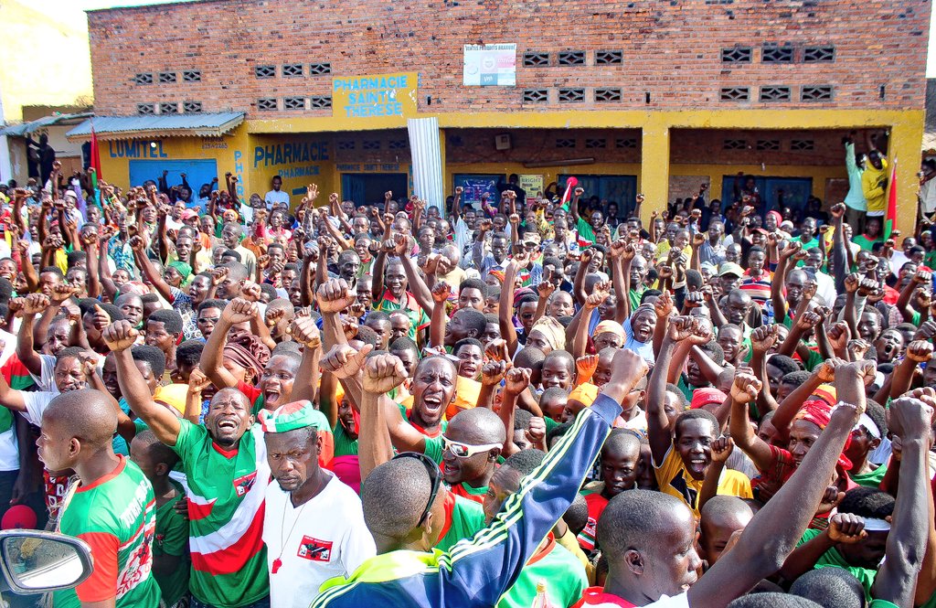 UbumweHebdo's tweet photo. Imyiyamamazo y'abashingamateka n'ayabajenama b'amakomine irabandanya mu mugambwe @CnddFdd mu ntara ya #Butanyerera.Kuri uyu wa 28 Rusama 2025,Umunyamabanga w'umugambwe CNDD FDD muri Komine Kirundo Habimana Tite yakoreye imyiyamamazo mu mitumba igize amazone ya Ntega na Runyankezi https://t.co/AVjd3aCVXO