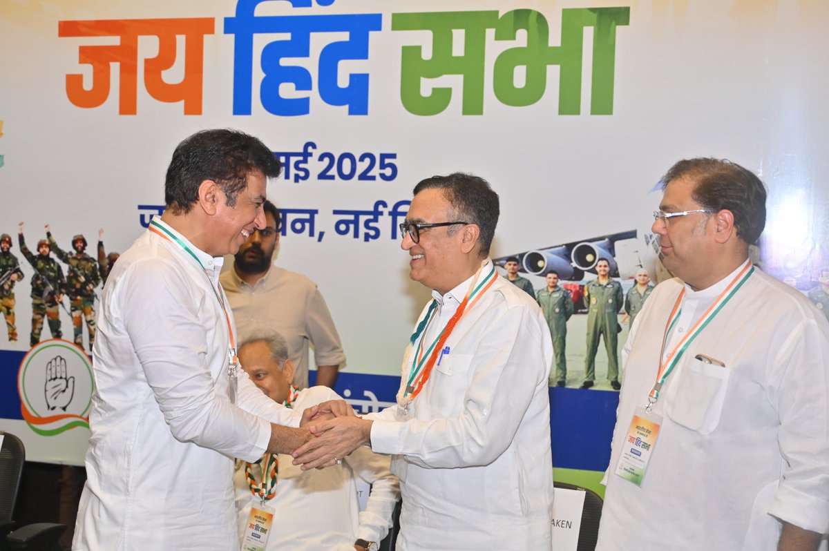 devendrayadvinc's tweet image. जय हिंद सभा 🇮🇳 

कार्यक्रम में पूर्व सैनिकों को सम्मानित किया गया और देश की एकता, अखंडता व संप्रभुता के लिए बलिदान देने वाले वीर शहीदों को नमन किया गया।

#JaiHindSabha