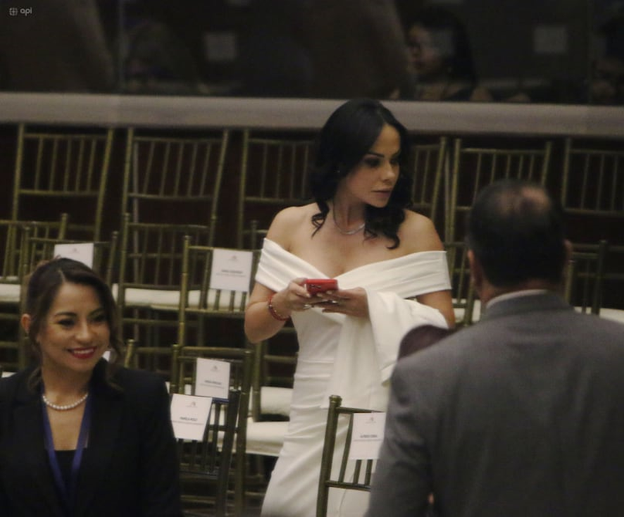 LA EX ASAMBLEÍSTA CORREISTA Y OPORTINISTA MARCELA HOLGUÍN, SE CONFUNDIÓ DE FIESTA!!  FUE VESTIDA DE MANERA PROVOCATIVA A UN ACTO SOLEMNE DEL PAÍS!!  SÁQUELA RÁPIDO PRESIDENTE!!