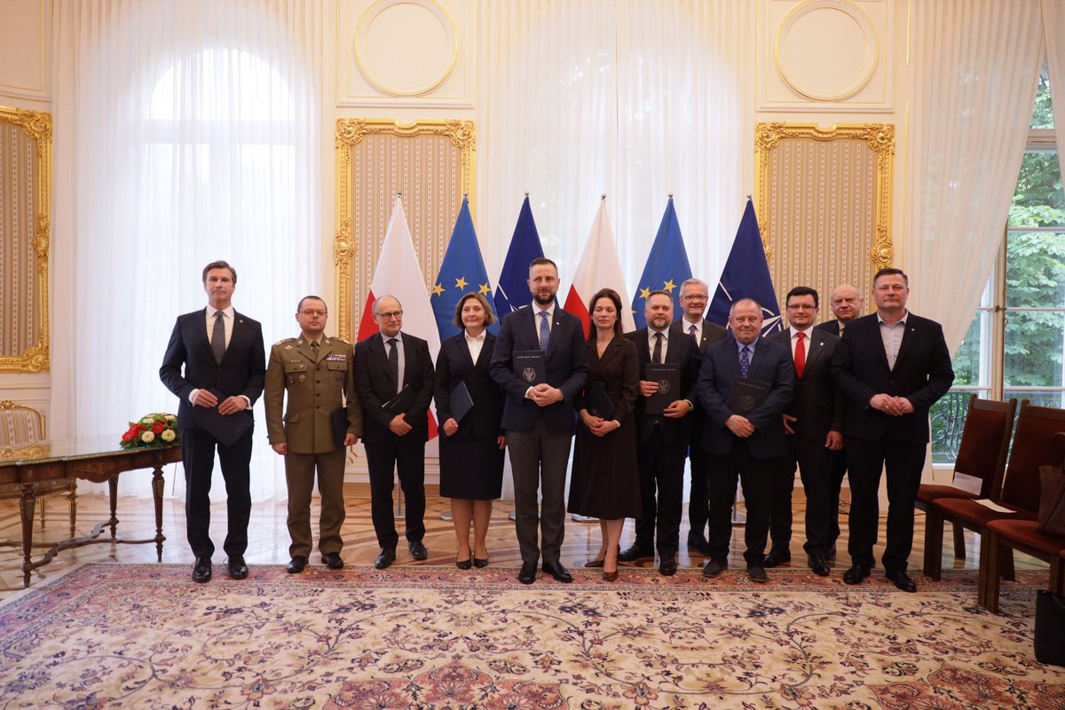 Ministerstwo Rozwoju i Technologii (@mritgovpl) on Twitter photo Ważny dzień dla budowania przyszłości polskiego przemysłu obronnego! 🇵🇱 Dziś na <a href="/UniWarszawski/">Uniwersytet Warszawski</a> – w obecności wicepremiera <a href="/KosiniakKamysz/">Władysław Kosiniak-Kamysz</a> i ministra <a href="/KrzysztofPaszyk/">Krzysztof Paszyk</a> – podpisano porozumienie o przystąpieniu kolejnych partnerów do tworzenia raportu „Bezpieczeństwo łańcucha dostaw Ważny dzień dla budowania przyszłości polskiego przemysłu obronnego! 🇵🇱 Dziś na <a href="/UniWarszawski/">Uniwersytet Warszawski</a> – w obecności wicepremiera <a href="/KosiniakKamysz/">Władysław Kosiniak-Kamysz</a> i ministra <a href="/KrzysztofPaszyk/">Krzysztof Paszyk</a> – podpisano porozumienie o przystąpieniu kolejnych partnerów do tworzenia raportu „Bezpieczeństwo łańcucha dostaw