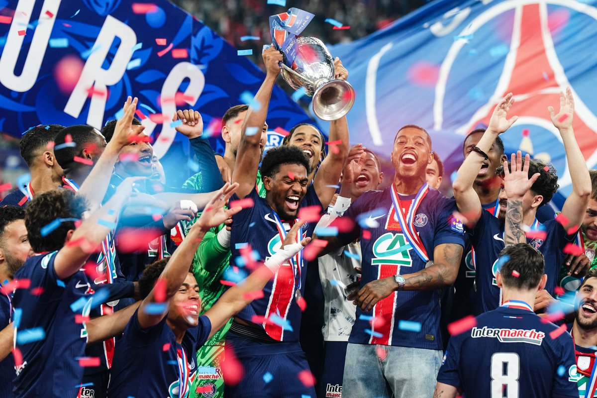 ActuFoot_'s tweet photo. À chaque but parisien samedi lors de la finale de la Ligue des Champions... "𝗟𝗔 𝗧𝗢𝗨𝗥 𝗘𝗜𝗙𝗙𝗘𝗟 𝗦𝗖𝗜𝗡𝗧𝗜𝗟𝗟𝗘𝗥𝗔" a communiqué la Mairie de Paris. ✨🗼

À l’entrée des Parisiens sur la pelouse de Munich pour l’échauffement, la tour Eiffel "𝗦'𝗜𝗟𝗟𝗨𝗠𝗜𝗡𝗘𝗥𝗔 𝗘𝗡 𝗥𝗢𝗨𝗚𝗘 𝗘𝗧 𝗕𝗟𝗘𝗨". ❤️💙

Vendredi soir un message s'affichera sur la tour Eiffel : « 𝗩𝗢𝗨𝗦 𝗡𝗢𝗨𝗦 𝗙𝗔𝗜𝗧𝗘𝗦 𝗥𝗘̂𝗩𝗘𝗥 ! 𝗢𝗡 𝗖𝗢𝗠𝗣𝗧𝗘 𝗦𝗨𝗥 𝗩𝗢𝗨𝗦 𝗣𝗢𝗨𝗥 𝗙𝗔𝗜𝗥𝗘 𝗕𝗥𝗜𝗟𝗟𝗘𝗥 𝗣𝗔𝗥𝗜𝗦 ! » 🤩

🗞️ Le Parisien