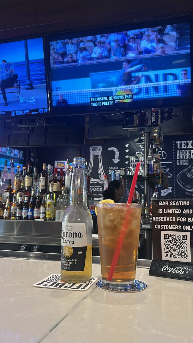 RichardMil42716's tweet photo. Airport double fist and live betting tennis? Count me in every. single. time. #expand https://t.co/uatsOzrHW9