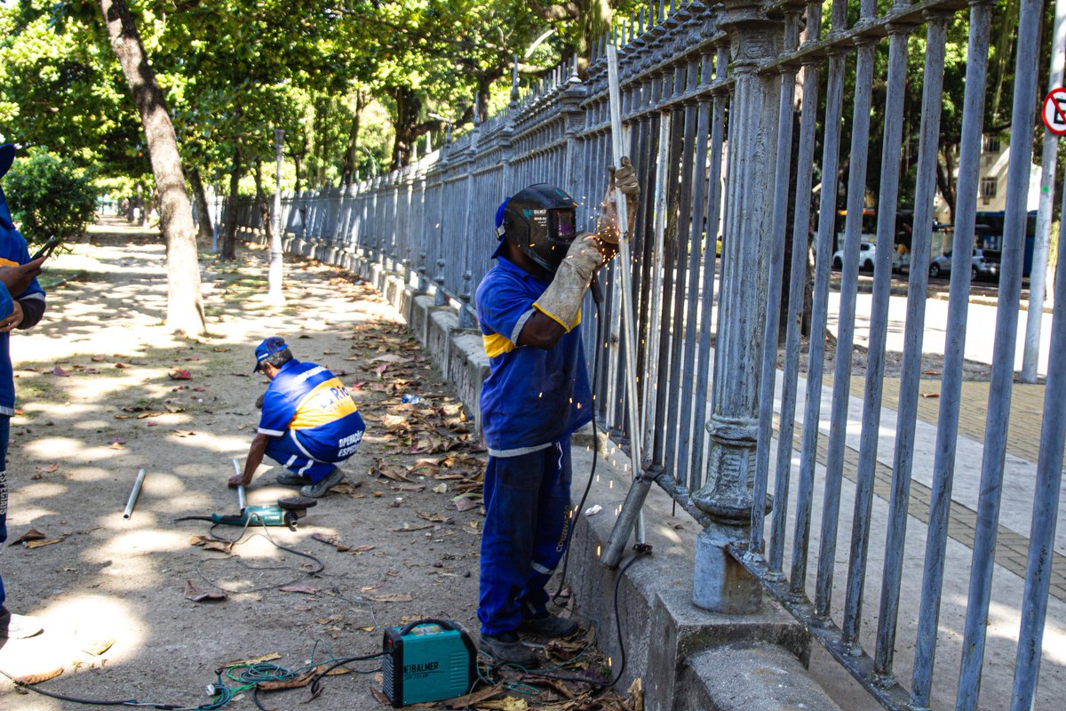 🔧🛡️ Iniciamos obras na Praça Paris, na Glória, para reforçar a segurança e recuperar áreas vandalizadas.

🚧 Estão sendo repostas 208 grades furtadas, em 1.200 metros de extensão. 

🤝 Ação conjunta da Conservação, GM-Rio, Comlurb e RioLuz.

#Conservação #Glória