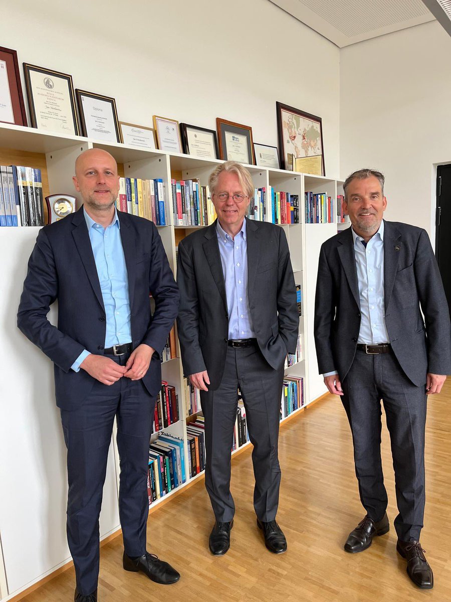 Unser Geschäftsführer Stefan Küpper und Referatsleiter Matthias Toepfer waren heute zu Gast bei KIT-Präsident Prof. Jan Hesthaven. 
Vielen Dank für den freundlichen Empfang und den spannenden Austausch zu #Wissenschaft &amp; #Wirtschaft! 🤝💡