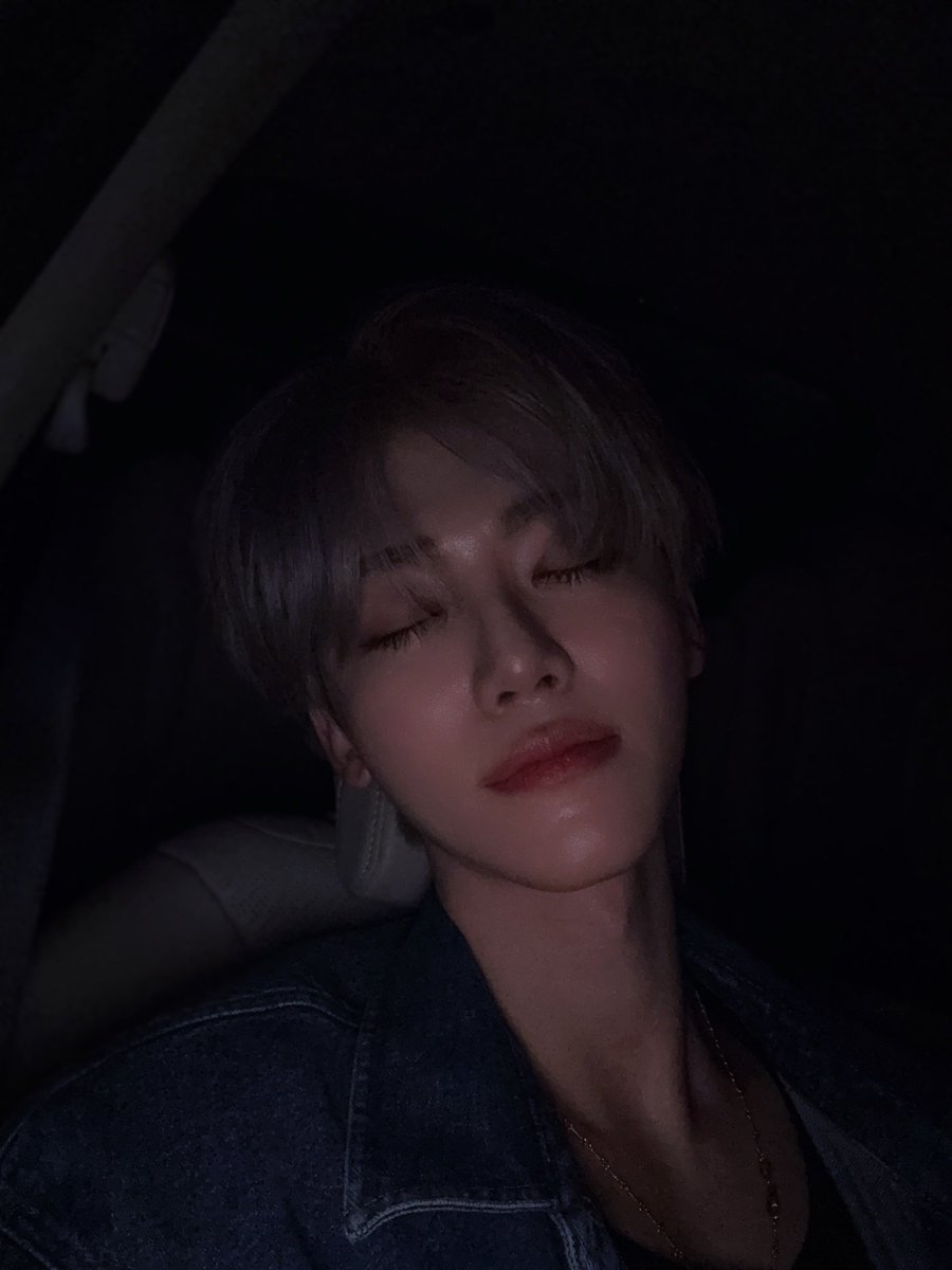 ก็บอกว่านอน ๆ ก็จะให้ถ่ายรูปอยู่นั่น เชื่อใจกันบ้างนะมิ้ว