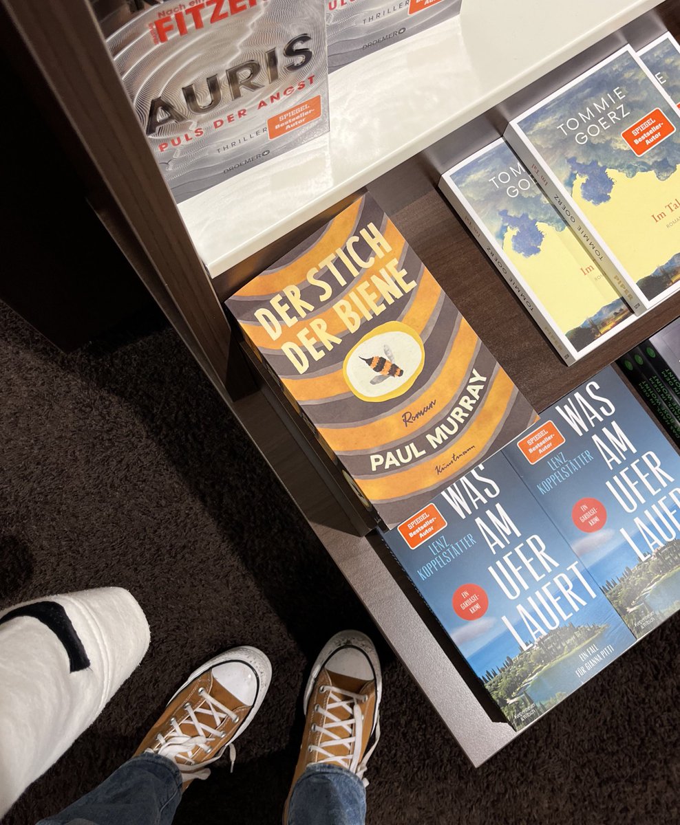 dreimal dürft ihr raten wer dieses Buch jedes mal wenn sie es in einer Buchhandlung sieht in die Hand nimmt, nach aller Lundt Manier ruft „SIEBENHUNDERT SEITEN??“ und es dann wieder zurücklegt…
#BaywatchBerlin 🫶🏼