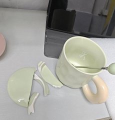 対照的な色のマグカップが誤って壊れてしまった