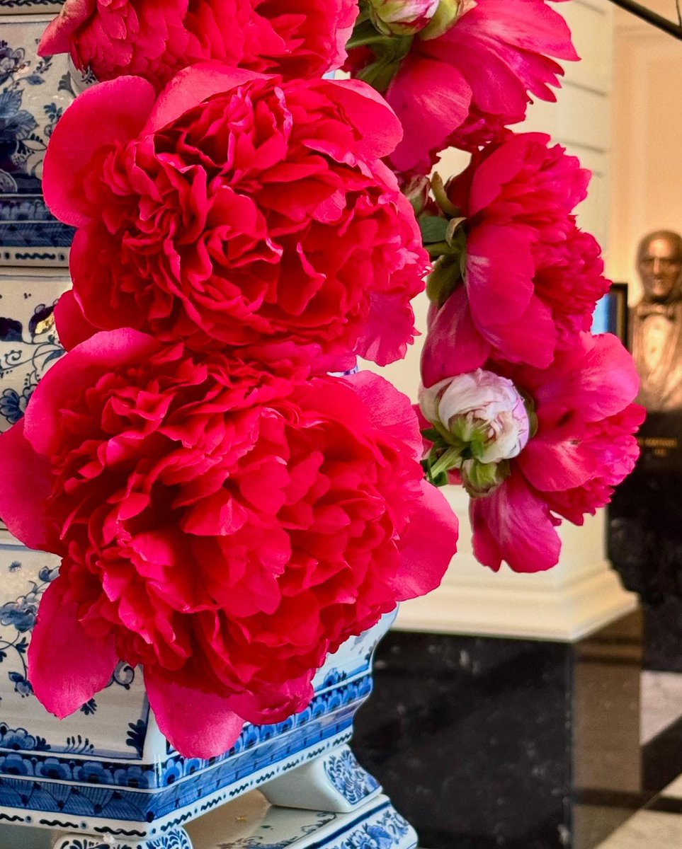 The peony season is in full swing! We styled these gorgeous peonies in the pyramid vase by @royaldelft_official at the lobby of the @amstelhotel! 

#peony #peonies #pioenrozen #pioenen