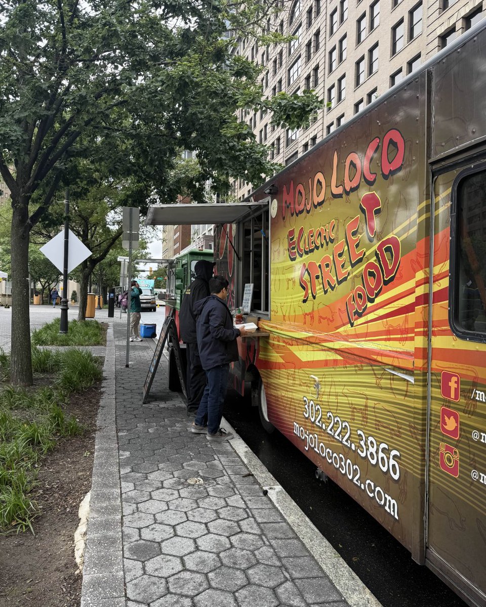 rodney_square's tweet photo. 🌮 Come hungry! Each week at the Downtown Farmers Market at Rodney Square, you'll find a rotating lineup of food trucks, including @mojoloco302, where award-winning Chef Steve Ruiz serves globally inspired dishes made with farm-fresh ingredients. #RodneySquare #WilmingtonEats https://t.co/ozH6dn9qHg