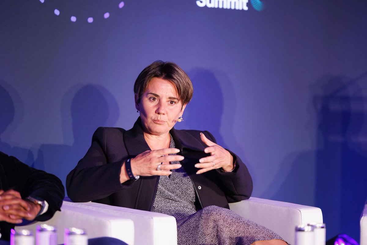 DubTechSummit's tweet image. "Ops! AI Did it Again!" brought the laughs and the lessons on Main Stage at #DubTechSummit ✨

Fawad A. Qureshi  @fawad_qureshi @SnowflakeDB, said “Gen AI is just predicting the next word. It’s not thinking. Hallucinations happen when data is incomplete. Your data strategy must