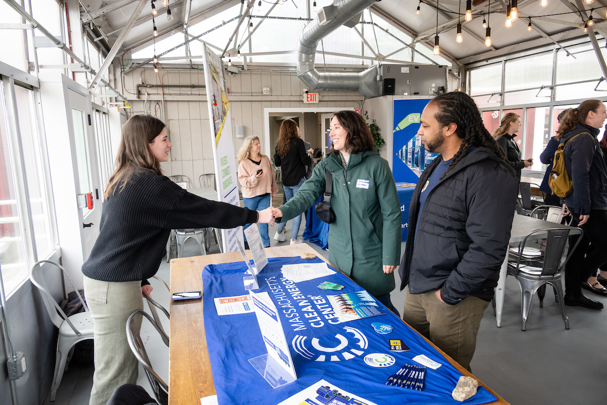 MassCEC's tweet image. 10 electric trucks. 100+ truck owners. 1 message: clean fleets are here. ⚡🚚

MassCEC &amp;amp; @CALSTART’s #MassFleetAdvisor showcase let owners kick the tires on EVs from @BollingerMotors, @Rivian &amp;amp; Indigo. Details via @BostonGlobe: bostonglobe.com/2025/05/20/bus…
#EVFleets #ZeroEmissions
