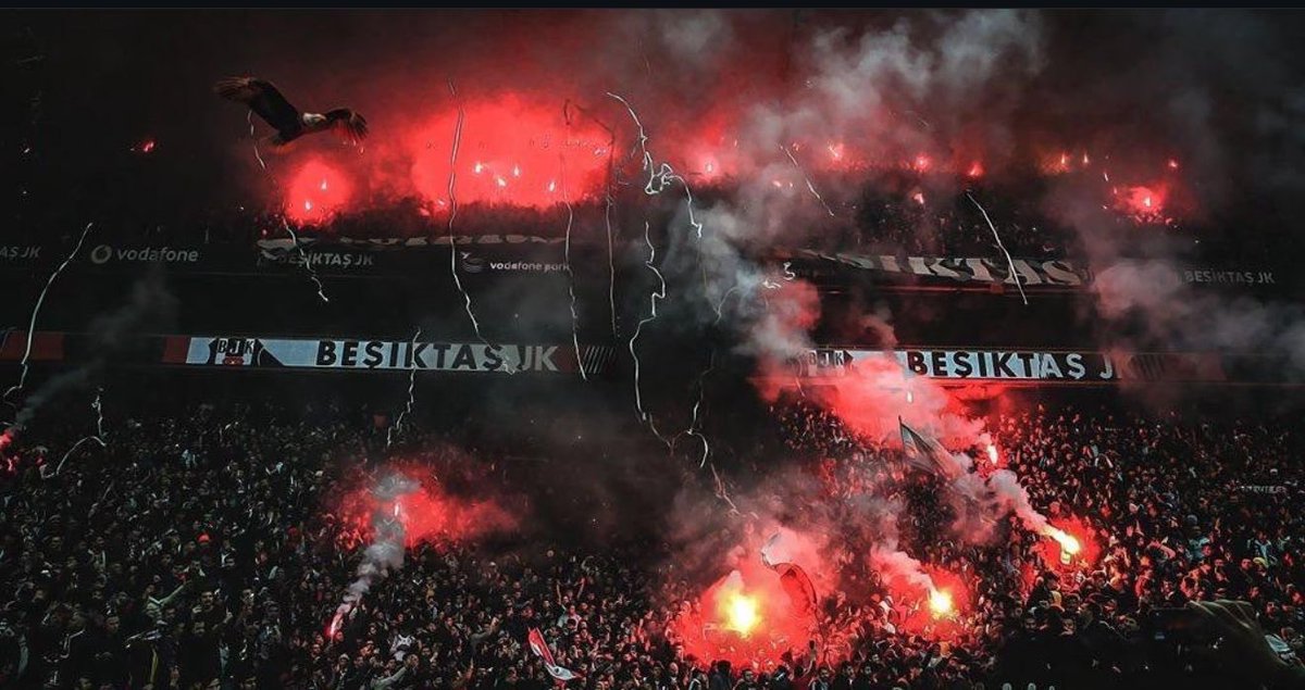 Tribünlerin Atası Beşiktaş Kapalısı

Tarihe geçmiştir ki, Beşiktaşımız için on yıllar boyunca kapalı tribün mücadelesi verilmiştir. Kapalı tribün için bedeller ödenmiş, sesimizi, ciğerimizi, yüreğimizi kapalı tribünde Beşiktaşımız için feda etmişizdir. Efsane kapalı tribünle